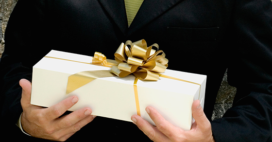 Getting around the $25 deduction limit for business gifts Image